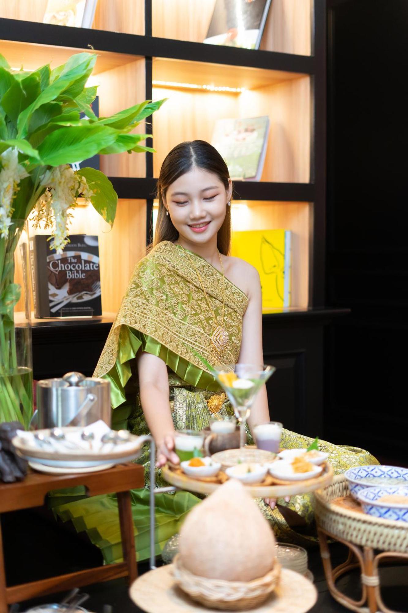 Akara Hotel Бангкок Экстерьер фото Thai woman in traditional dress