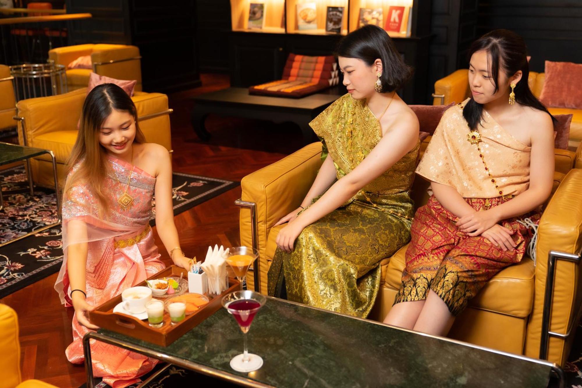 Akara Hotel Бангкок Экстерьер фото Thai women in traditional dress
