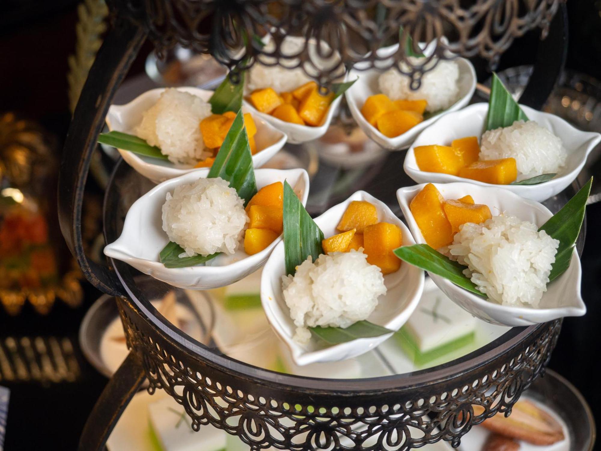 Akara Hotel Бангкок Экстерьер фото Khao niao with mango