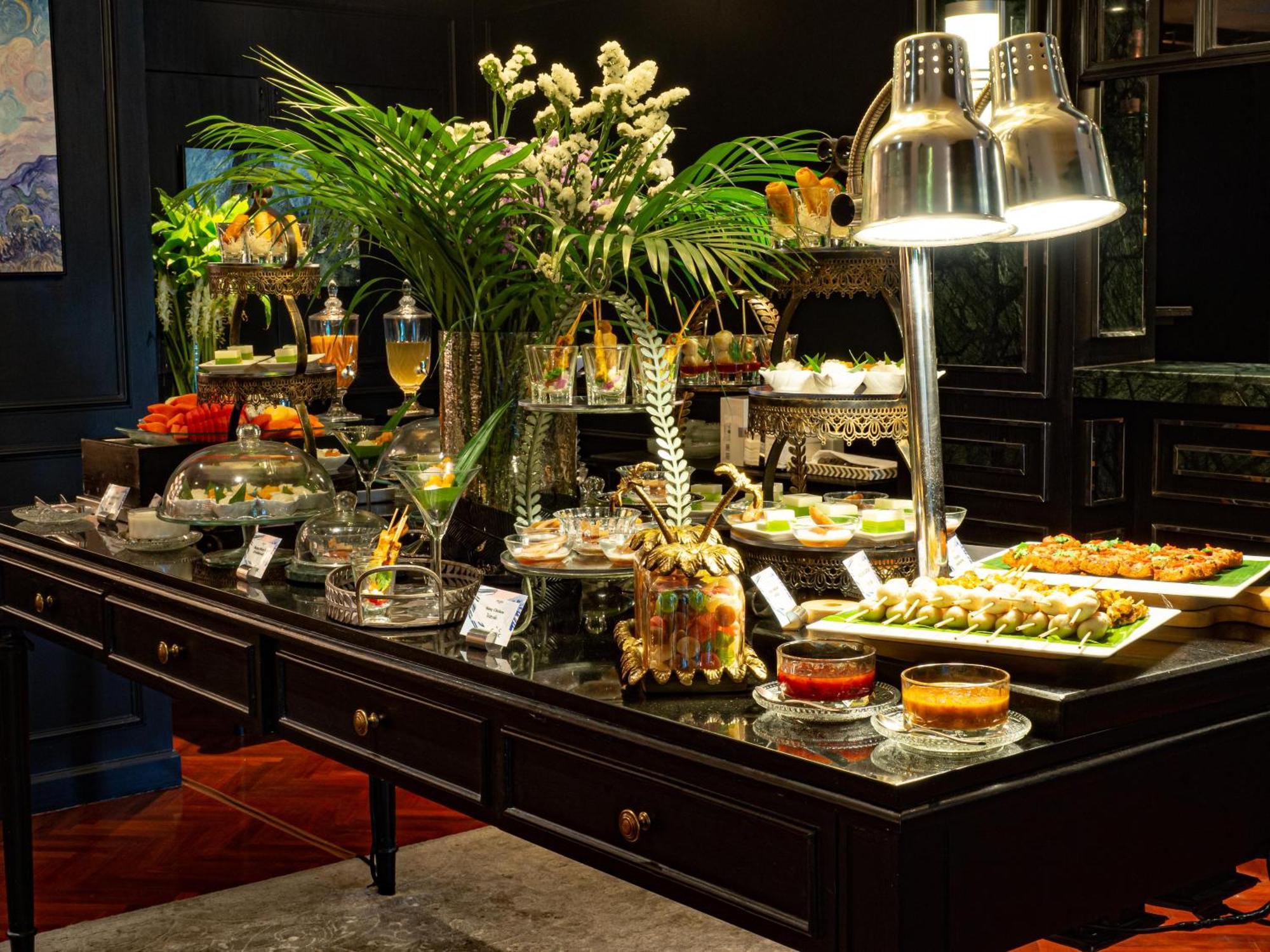 Akara Hotel Бангкок Экстерьер фото A buffet at a restaurant