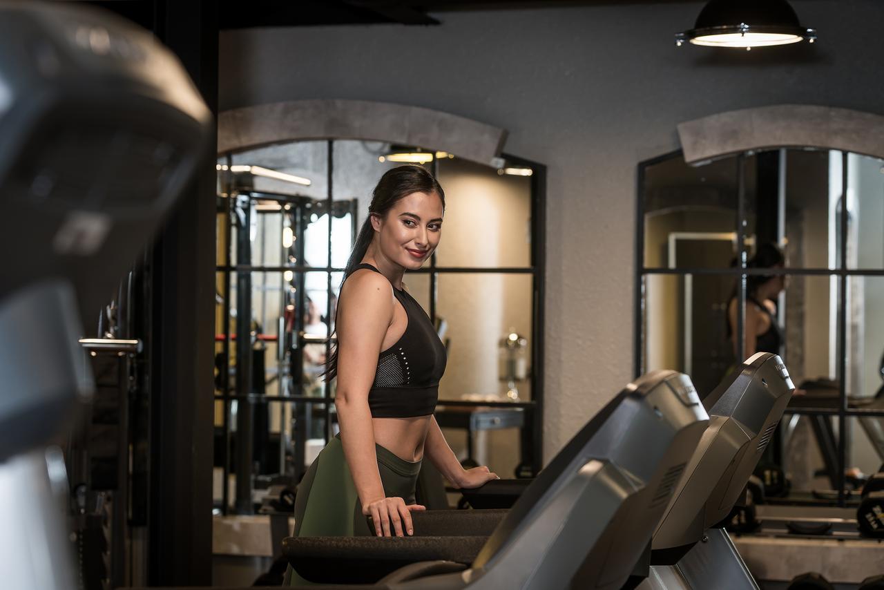 Akara Hotel Бангкок Экстерьер фото A woman on a treadmill
