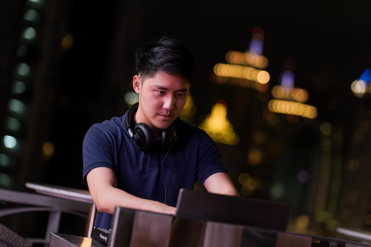 Akara Hotel Бангкок Экстерьер фото DJ Q performing in 2012