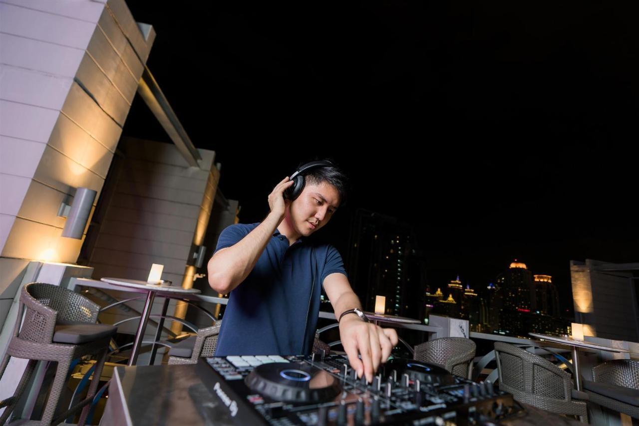 Akara Hotel Бангкок Экстерьер фото DJ Ken Ishii